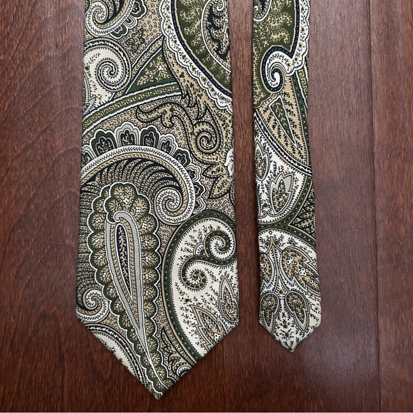 Brooks Brothers Green and Cream Paisley Tie - Picture 5 of 11